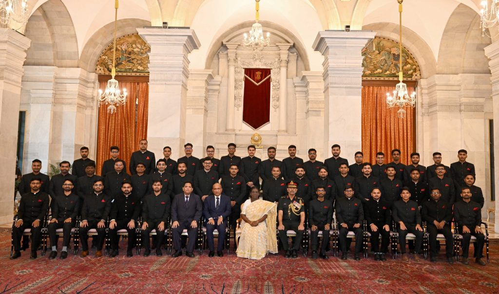 राष्ट्रपति द्रौपदी मुर्मू ने मिलिट्री इंजीनियर सर्विसेज के प्रशिक्षु अधिकारियों से की मुलाकात, राष्ट्र निर्माण में उनकी भूमिका को बताया अहम