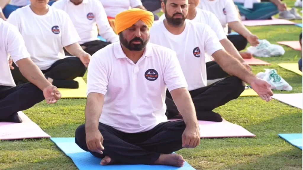फिरोजपुर में ‘CM दी योगशाला’ बनी जन-आंदोलन, रोजाना 20 हजार लोग ले रहे योग सत्रों में भाग फिरोजपुर में ‘CM दी योगशाला’ बनी जन-आंदोलन, रोजाना 20 हजार लोग ले रहे योग सत्रों में भाग