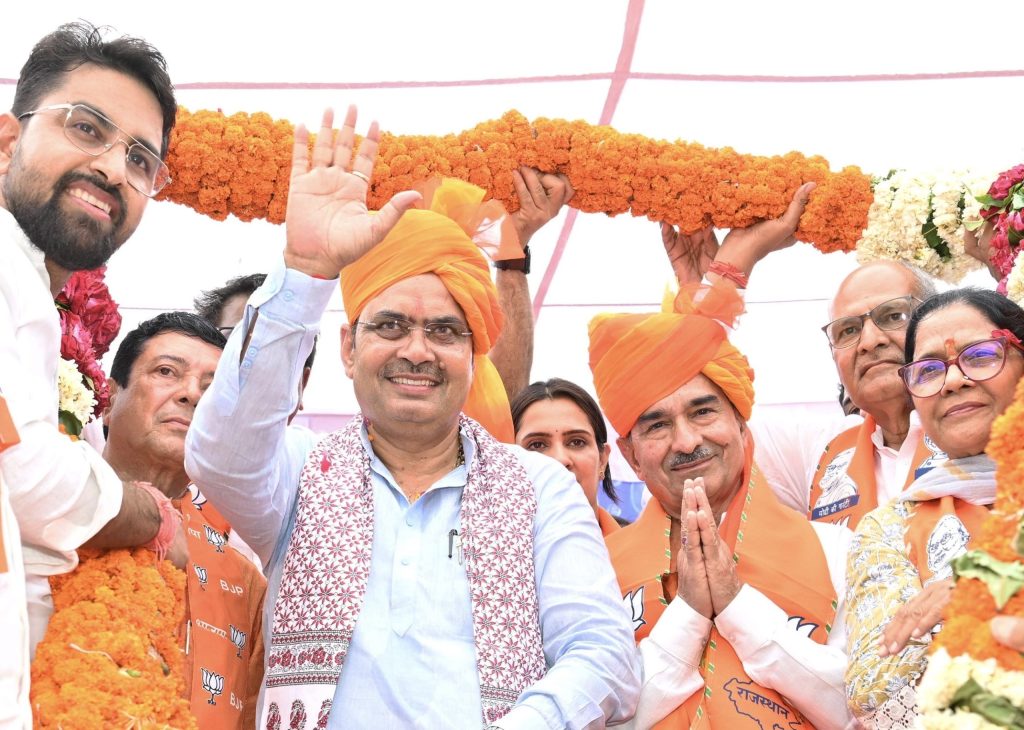 यमुना जल समझौते के ऐतिहासिक निर्णय के बाद मुख्यमंत्री भजनलाल शर्मा का रामबाग सर्किल पर भव्य स्वागत, जनता ने जताया जोरदार समर्थन यमुना जल समझौते के ऐतिहासिक निर्णय के बाद मुख्यमंत्री भजनलाल शर्मा का रामबाग सर्किल पर भव्य स्वागत, जनता ने जताया जोरदार समर्थन