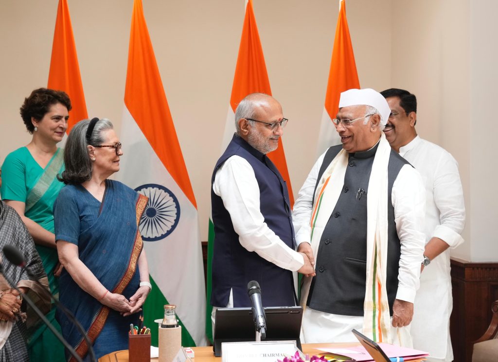 मल्लिकार्जुन खड़गे ने राज्यसभा सदस्य के रूप में ली शपथ, सीपी राधाकृष्णन ने दिलाई शपथ मल्लिकार्जुन खड़गे ने राज्यसभा सदस्य के रूप में ली शपथ, सीपी राधाकृष्णन ने दिलाई शपथ