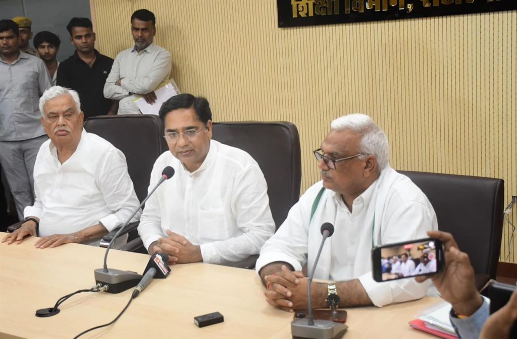 पांचना बांध जल विवाद का 20 वर्ष बाद हुआ समाधान मुख्यमंत्री भजनलाल शर्मा की पहल पर दोनों पक्षों में बनी सहमति, लिखित समझौता संपन्न पांचना बांध जल विवाद का 20 वर्ष बाद हुआ समाधान मुख्यमंत्री भजनलाल शर्मा की पहल पर दोनों पक्षों में बनी सहमति, लिखित समझौता संपन्न