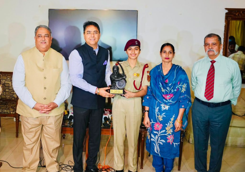 अमन अरोड़ा द्वारा एयर फोर्स अकादमी और एनडीए मेरिट सूची में शानदार उपलब्धियां हासिल करने वाली माई भागो प्रिपरेटरी इंस्टीट्यूट की महिला कैडेटों का सम्मान
