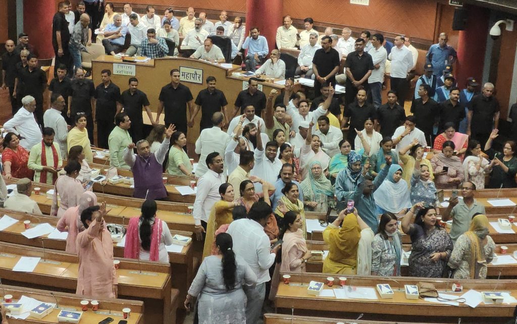 एमसीडी सदन में AAP पार्षद अंकुश नारंग ने उठाए गंभीर मुद्दे, भाजपा पर चर्चा से बचने का आरोप एमसीडी सदन में AAP पार्षद अंकुश नारंग ने उठाए गंभीर मुद्दे, भाजपा पर चर्चा से बचने का आरोप