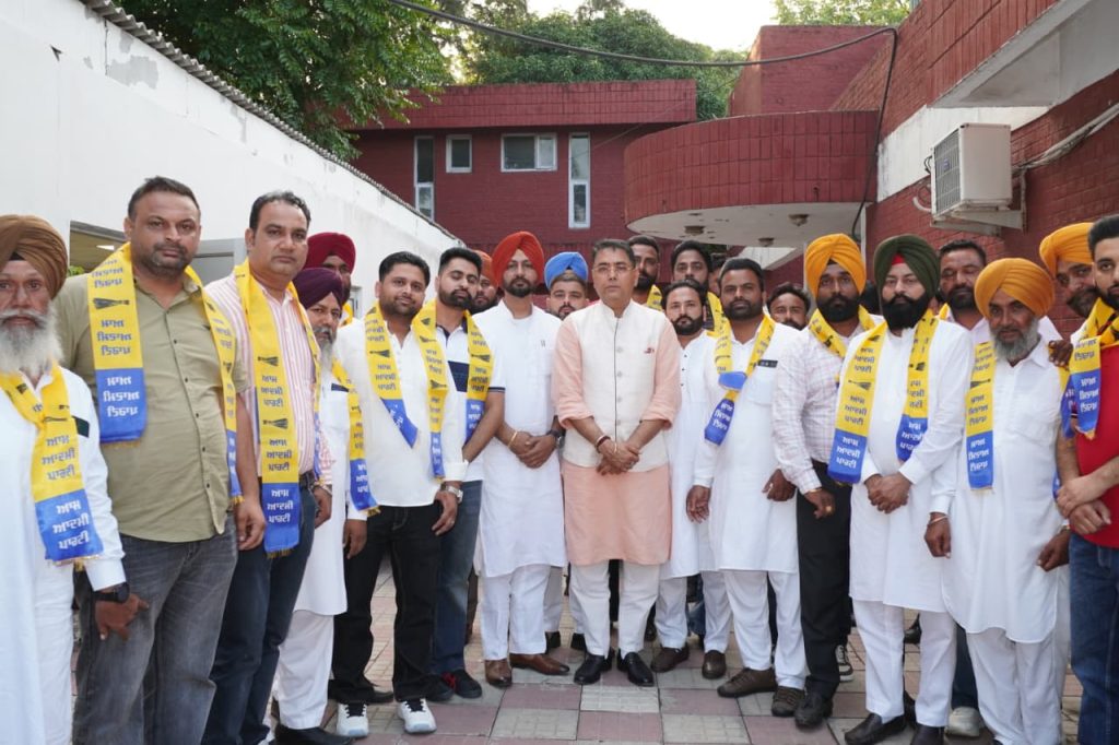 नवदीप सिंह पन्नू, नगर परिषद सदस्यों और कांग्रेस नेताओं ने अमन अरोड़ा की मौजूदगी में थामा AAP का दामन
