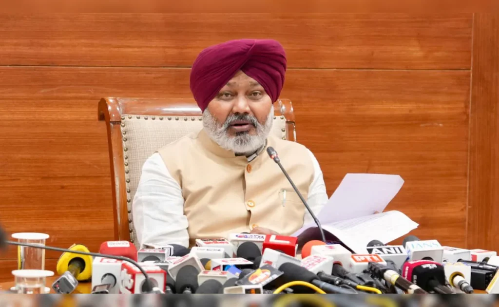 पंजाब में नशा विरोधी अभियान तेज, राजनीतिक आरोप-प्रत्यारोप के बीच सरकार का “War Against Drugs” जारी पंजाब में नशा विरोधी अभियान तेज, राजनीतिक आरोप-प्रत्यारोप के बीच सरकार का “War Against Drugs” जारी