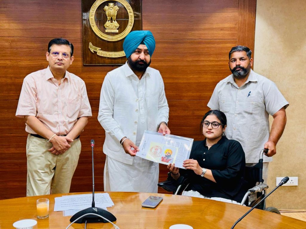 पंजाब रोजगार क्रांति को मिली नई रफ्तार: कैबिनेट मंत्री हरदीप सिंह मुंडियां ने 33 नए पटवारियों को सौंपे नियुक्ति पत्र