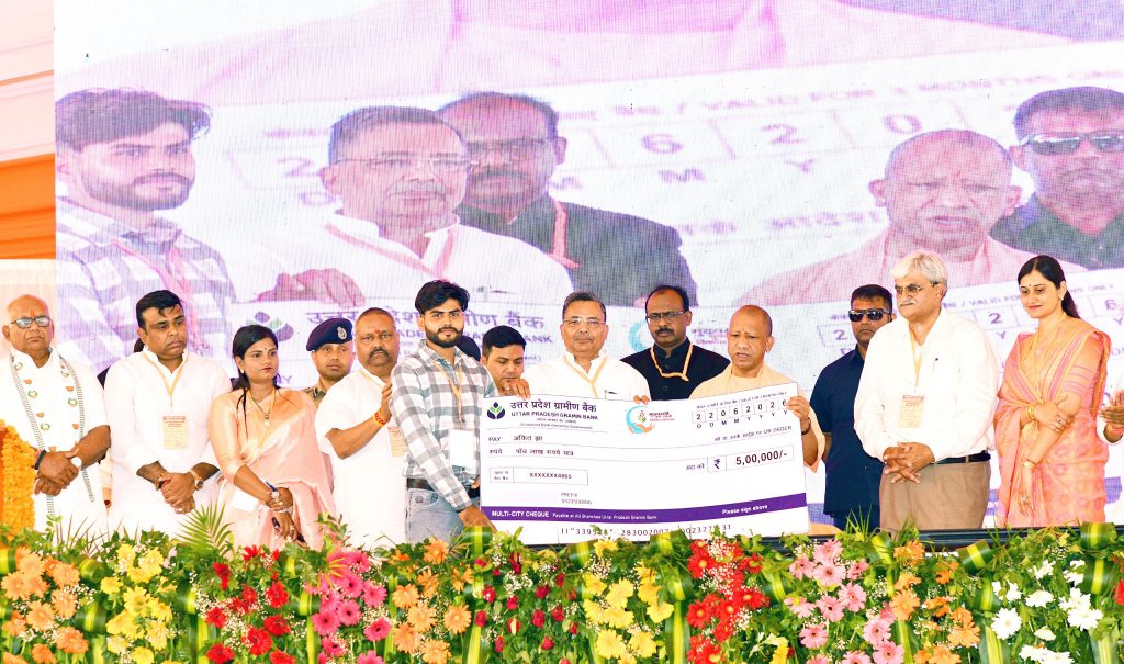 फिरोजाबाद में ₹658 करोड़ की विकास परियोजनाओं का लोकार्पण, लाभार्थियों को मिला योजनाओं का लाभ