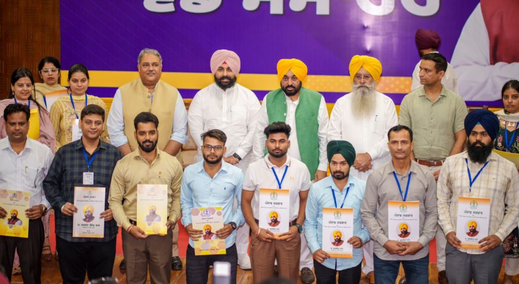भगवंत मान सरकार ने 355 युवाओं को दिए नियुक्ति पत्र, पंजाब में सरकारी नौकरियों की संख्या 67,037 हुई