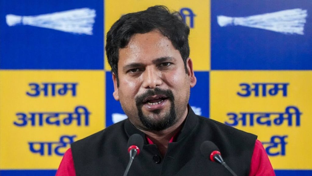 मालवीय नगर अग्निकांड: जांच प्रक्रिया और कार्रवाई पर सवाल, संजीव झा ने उठाई निष्पक्षता की मांग मालवीय नगर अग्निकांड: जांच प्रक्रिया और कार्रवाई पर सवाल, संजीव झा ने उठाई निष्पक्षता की मांग