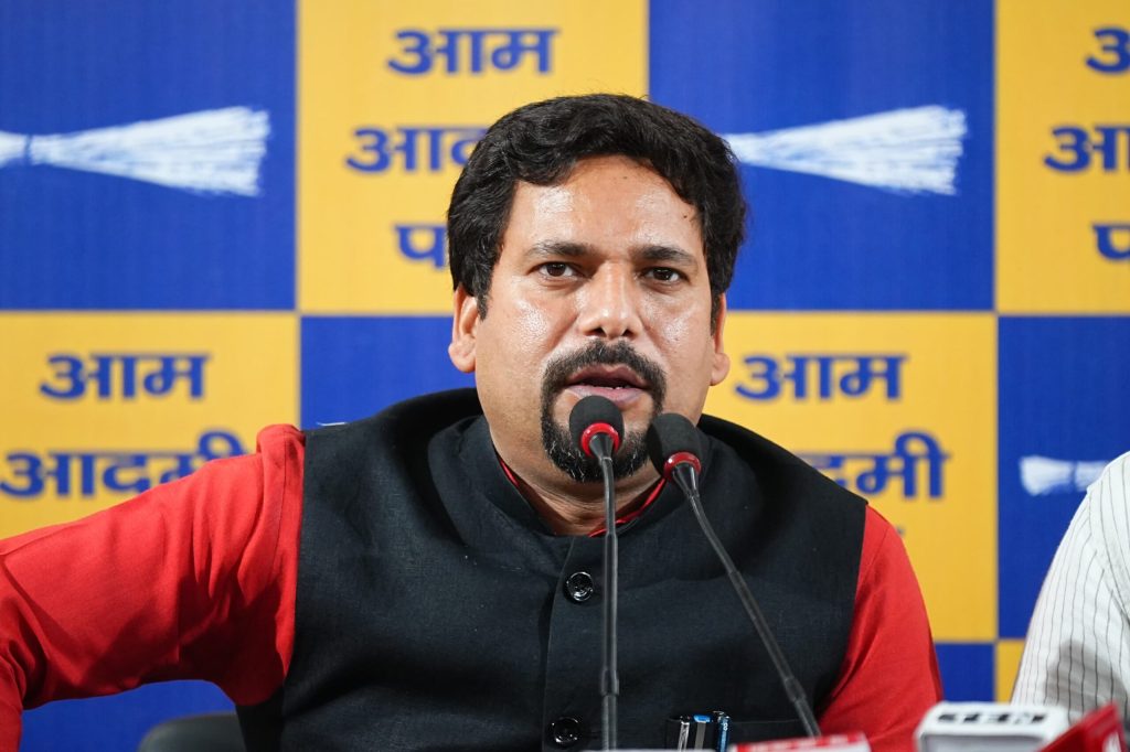 मिलन विहार में O-ज़ोन कार्रवाई को लेकर संजीव झा का आरोप, तोड़फोड़ पर उठाए सवाल