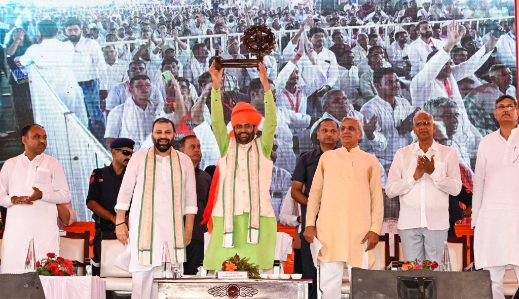 मुख्यमंत्री नायब सिंह सैनी ने सिवानी में ‘खादी रोजगार उत्सव’ में कारीगरों को बांटी आधुनिक मशीनें, स्वरोजगार को बढ़ावा देने पर जोर
