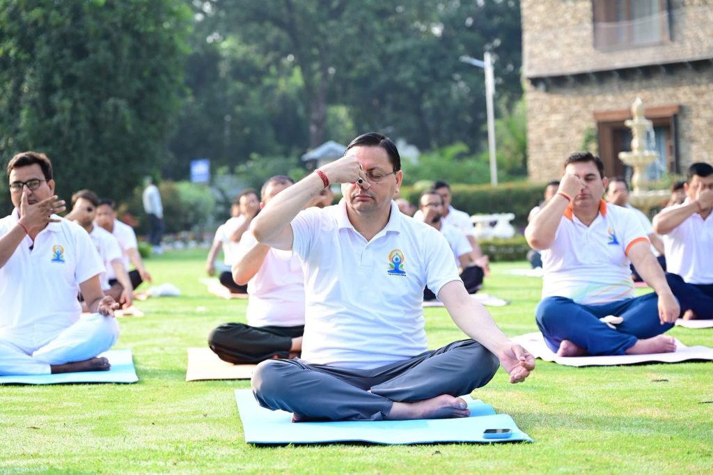 मुख्यमंत्री पुष्कर सिंह धामी ने अंतर्राष्ट्रीय योग दिवस से पहले किया योगाभ्यास, कहा- योग स्वस्थ जीवन का आधार