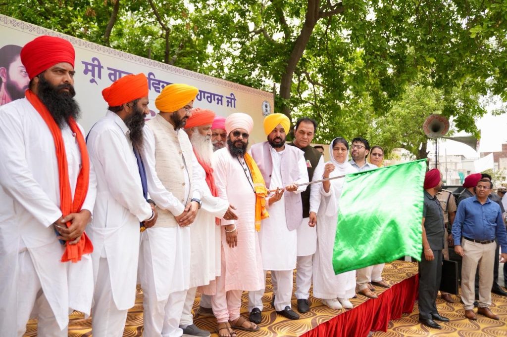 मुख्यमंत्री भगवंत मान ने श्री गुरु रविदास जी के 650वें प्रकाश पर्व के लिए 50 प्रचार वैन को दिखाई हरी झंडी