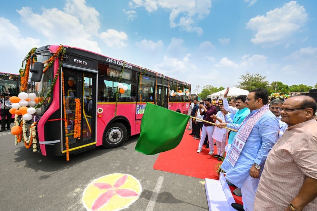 जयपुर में मुख्यमंत्री भजनलाल शर्मा ने इलेक्ट्रिक बसों को दिखाई हरी झंडी, हरित परिवहन को मिली नई गति
