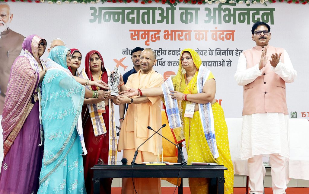 जेवर एयरपोर्ट से कमर्शियल उड़ानों की शुरुआत, मुख्यमंत्री योगी आदित्यनाथ ने किसानों और प्रधानमंत्री मोदी के योगदान को बताया ऐतिहासिक जेवर एयरपोर्ट से कमर्शियल उड़ानों की शुरुआत, मुख्यमंत्री योगी आदित्यनाथ ने किसानों और प्रधानमंत्री मोदी के योगदान को बताया ऐतिहासिक