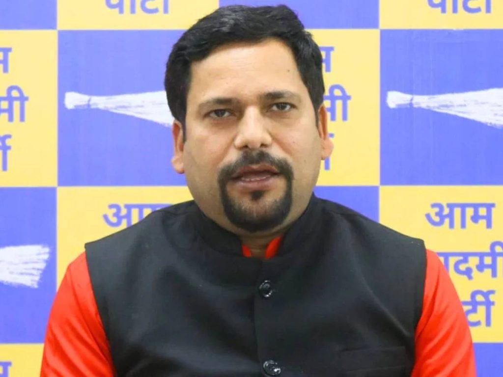 यमुना बाढ़ क्षेत्र की कॉलोनियों पर हाईकोर्ट आदेश के बाद सियासी घमासान, पुनर्वास को लेकर उठे सवाल