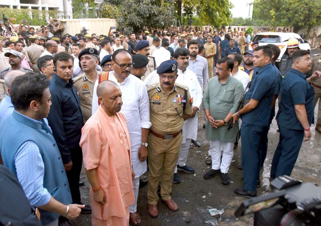 लखनऊ अग्निकांड के बाद मुख्यमंत्री योगी आदित्यनाथ ने लिया जायजा, घायलों को बेहतर इलाज और पीड़ित परिवारों को सहायता का निर्देश लखनऊ अग्निकांड के बाद मुख्यमंत्री योगी आदित्यनाथ ने लिया जायजा, घायलों को बेहतर इलाज और पीड़ित परिवारों को सहायता का निर्देश