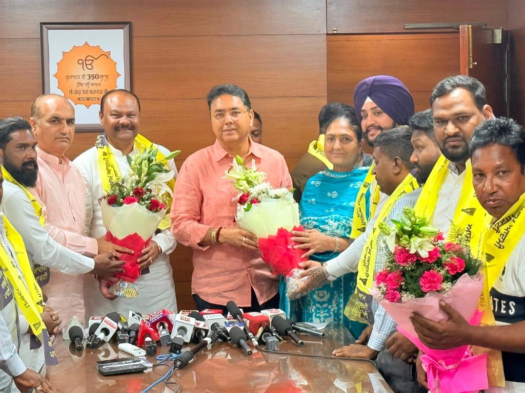 वरिष्ठ बीजेपी नेता सुनील चाम जी और जॉर्ज सागर का आम आदमी पार्टी में शामिल होना, पंजाब की राजनीति में बड़ा बदलाव वरिष्ठ बीजेपी नेता सुनील चाम जी और जॉर्ज सागर का आम आदमी पार्टी में शामिल होना, पंजाब की राजनीति में बड़ा बदलाव