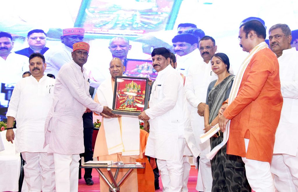 वाराणसी में जनकल्याण शिविर, लाभार्थियों को मिला योजनाओं का लाभ; सीएम योगी ने काशीवासियों की सराहना की वाराणसी में जनकल्याण शिविर, लाभार्थियों को मिला योजनाओं का लाभ; सीएम योगी ने काशीवासियों की सराहना की