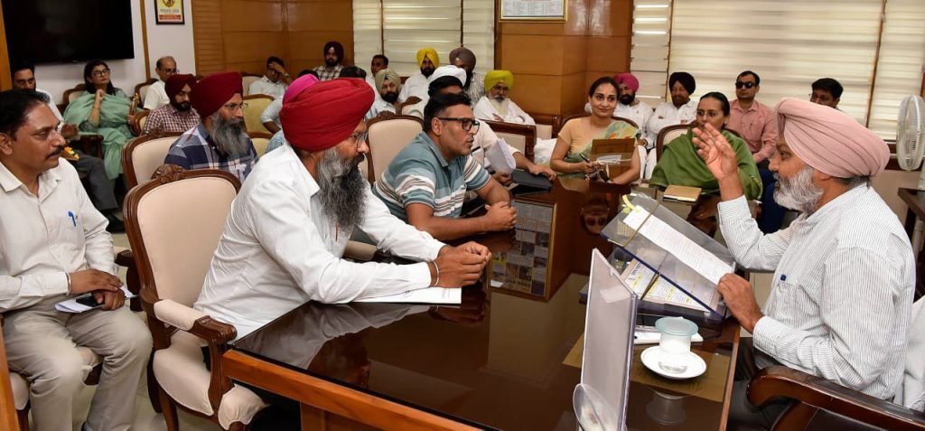 वित्त मंत्री हरपाल सिंह चीमा ने कर्मचारी यूनियनों के साथ उच्च स्तरीय बैठकों की अध्यक्षता की, लंबित मुद्दों के जल्द समाधान के दिए निर्देश वित्त मंत्री हरपाल सिंह चीमा ने कर्मचारी यूनियनों के साथ उच्च स्तरीय बैठकों की अध्यक्षता की, लंबित मुद्दों के जल्द समाधान के दिए निर्देश