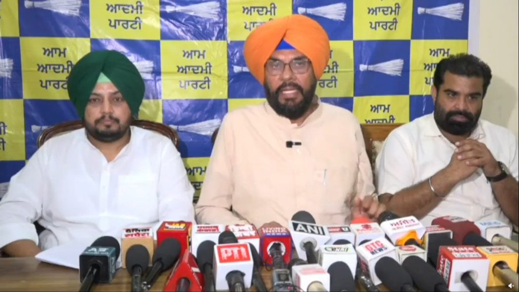 विधायक कुलदीप धालीवाल ने भगवंत मान सरकार की उपलब्धियों को रखा जनता के सामने, कहा- पंजाब अब विकास के नए रास्ते पर आगे बढ़ रहा है विधायक कुलदीप धालीवाल ने भगवंत मान सरकार की उपलब्धियों को रखा जनता के सामने, कहा- पंजाब अब विकास के नए रास्ते पर आगे बढ़ रहा है