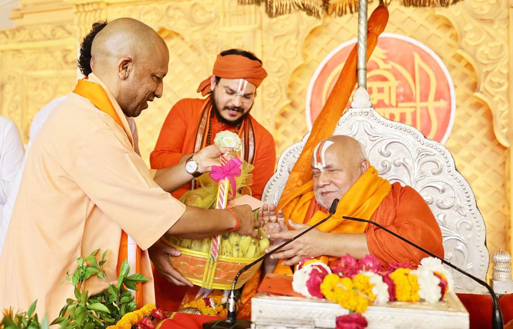 लखनऊ में श्री राम कथा महोत्सव का हुआ भव्य समापन, योगी आदित्यनाथ ने किया स्वामी रामभद्राचार्य का अभिनंदन