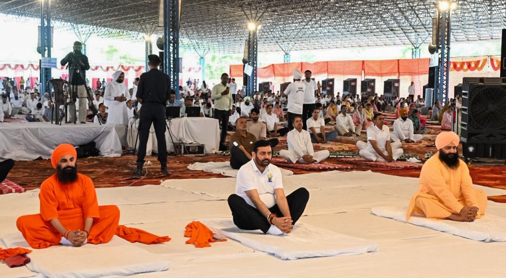 सिरसा में अंतर्राष्ट्रीय योग दिवस पर विशाल योग शिविर, सीएम नायब सिंह सैनी ने किया योगाभ्यास