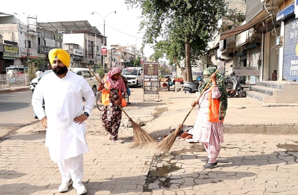 ग्राउंड ज़ीरो अभियान के तहत राजपुरा में स्वच्छता व्यवस्था का निरीक्षण, हरजोत सिंह बैंस ने सफाई सेवकों की सराहना की ग्राउंड ज़ीरो अभियान के तहत राजपुरा में स्वच्छता व्यवस्था का निरीक्षण, हरजोत सिंह बैंस ने सफाई सेवकों की सराहना की