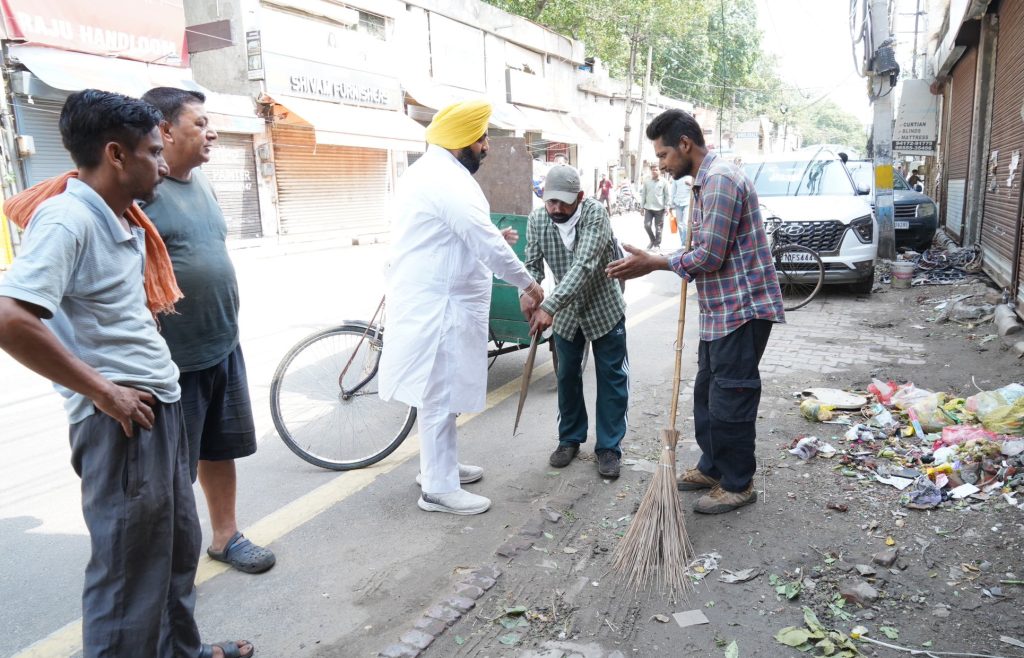 हरजोत सिंह बैंस ने लुधियाना में किया ग्राउंड निरीक्षण, स्वच्छता व्यवस्था और सफाई कर्मियों की समस्याओं की समीक्षा हरजोत सिंह बैंस ने लुधियाना में किया ग्राउंड निरीक्षण, स्वच्छता व्यवस्था और सफाई कर्मियों की समस्याओं की समीक्षा