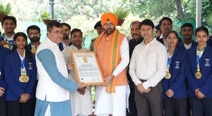 हरियाणा योगासन खिलाड़ियों ने मुख्यमंत्री नायब सिंह सैनी से की मुलाकात, विश्व चैंपियनशिप प्रदर्शन की सराहना हरियाणा योगासन खिलाड़ियों ने मुख्यमंत्री नायब सिंह सैनी से की मुलाकात, विश्व चैंपियनशिप प्रदर्शन की सराहना