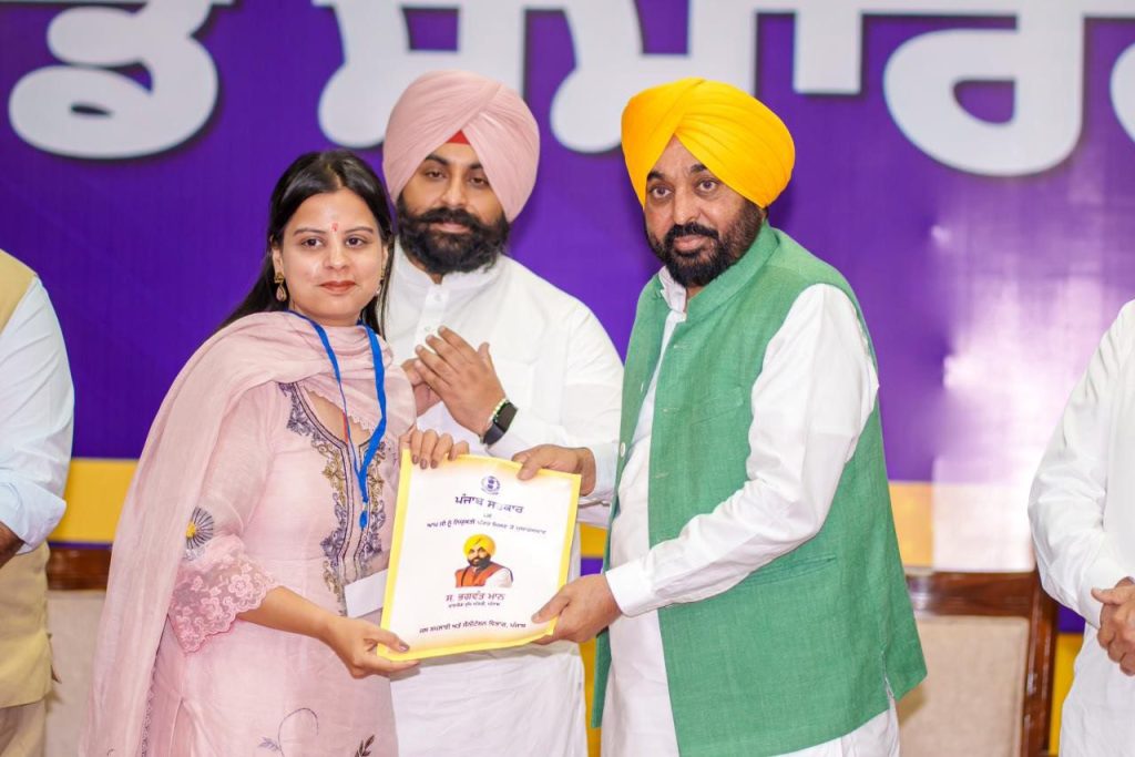 ‘मिशन रोजगार’ जारी रखते हुए मुख्यमंत्री भगवंत सिंह मान ने 355 और युवाओं को सौंपे नियुक्ति पत्र; कहा, पंजाब में सरकारी नौकरियों के लिए सिर्फ योग्यता ही एकमात्र मापदंड