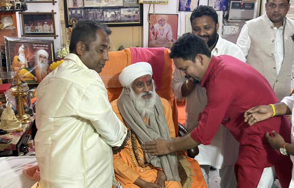 AAP नेता संजीव झा ने भगवान वाल्मीकि मंदिर में किए दर्शन, दिल्लीवासियों की सुख-समृद्धि की कामना AAP नेता संजीव झा ने भगवान वाल्मीकि मंदिर में किए दर्शन, दिल्लीवासियों की सुख-समृद्धि की कामना