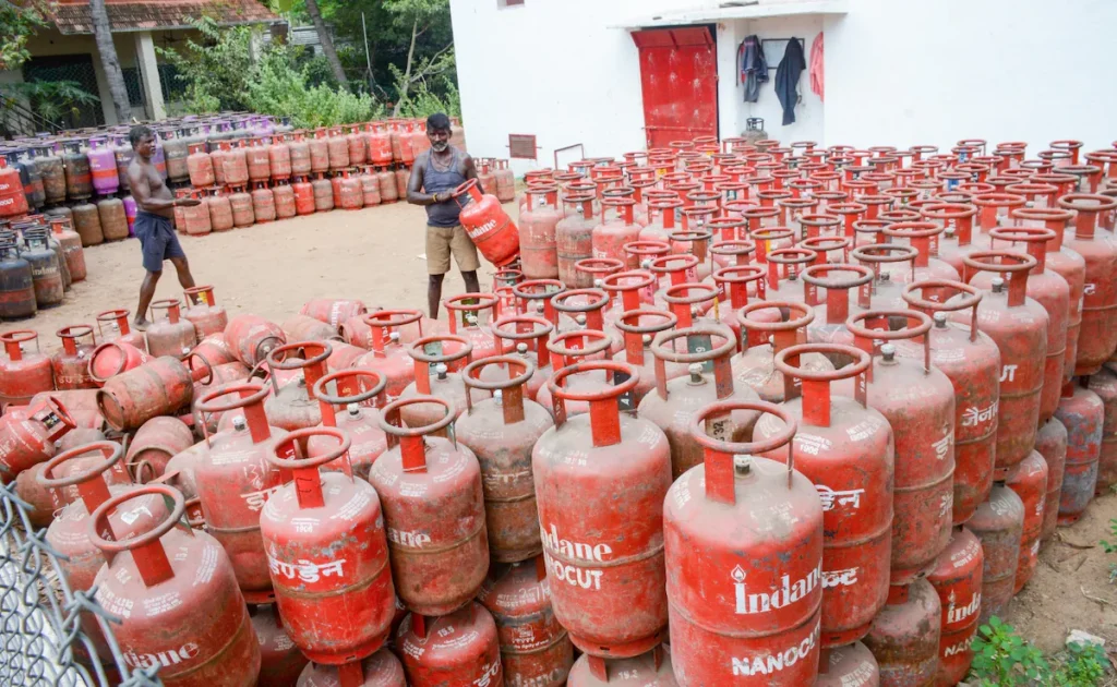 LPG Price Today 29 July 2026: गैस सिलेंडर के दाम स्थिर, जानें दिल्ली-मुंबई समेत अपने शहर का नया रेट LPG Price Today 29 July 2026: गैस सिलेंडर के दाम स्थिर, जानें दिल्ली-मुंबई समेत अपने शहर का नया रेट