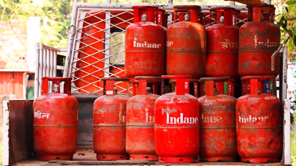 LPG Rate Today: घरेलू और कमर्शियल गैस सिलेंडर के नए रेट जारी, जानें 14.2 किलो और 19 किलो सिलेंडर की कीमत LPG Rate Today: घरेलू और कमर्शियल गैस सिलेंडर के नए रेट जारी, जानें 14.2 किलो और 19 किलो सिलेंडर की कीमत