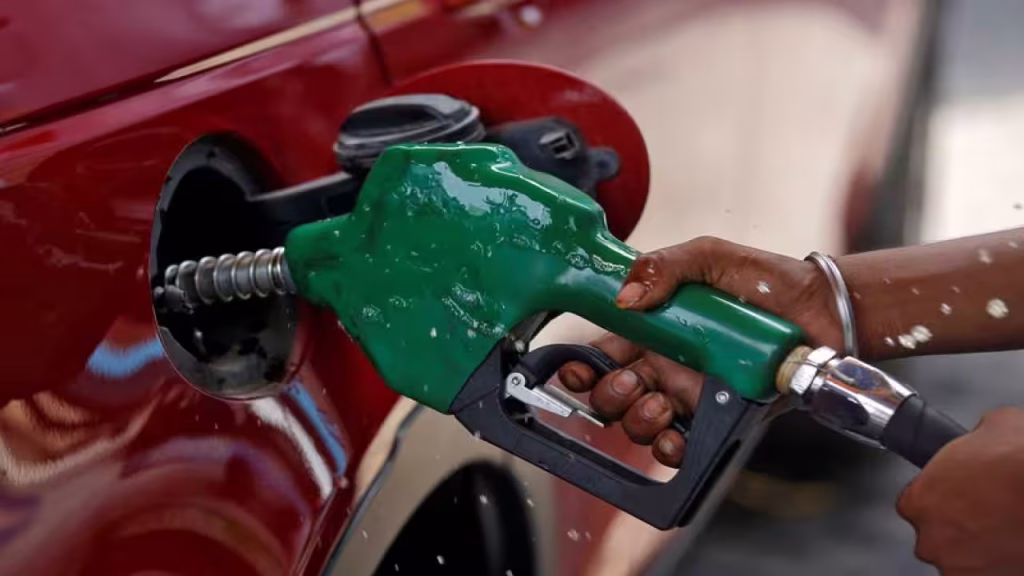 Petrol Diesel Price Hike: दाम बढ़ने के बाद भी तेल कंपनियां घाटे में, सरकार दे सकती है 75 हजार करोड़ रुपये का राहत पैकेज