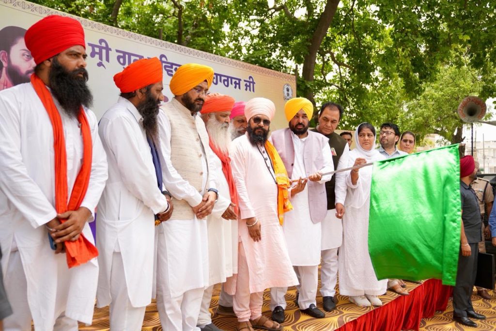 श्री गुरु रविदास जी महाराज का संदेश पंजाब के 23 जिलों के 13,000 गांवों तक पहुंचाने के लिए 50 डॉक्यूमेंट्री वैनों को एक साथ दिखाई हरी झंडी: मुख्यमंत्री भगवंत सिंह मान श्री गुरु रविदास जी महाराज का संदेश पंजाब के 23 जिलों के 13,000 गांवों तक पहुंचाने के लिए 50 डॉक्यूमेंट्री वैनों को एक साथ दिखाई हरी झंडी: मुख्यमंत्री भगवंत सिंह मान