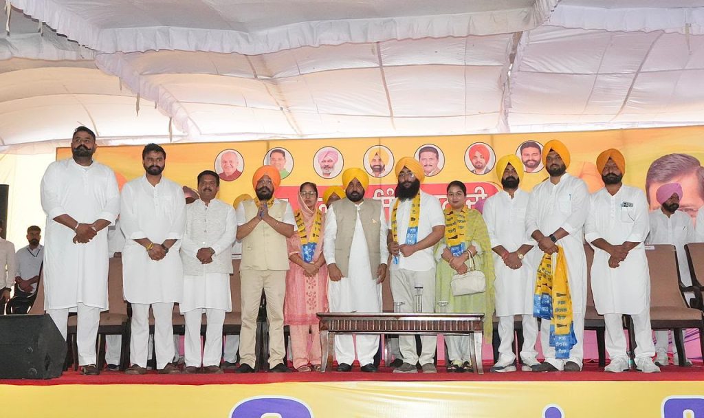 पटियाला के पातड़ां में शिरोमणि अकाली दल को बड़ा झटका, पूर्व विधायक वनिंदर कौर लूंबा और करण सिंह डीटीओ साथियों सहित 'आप' में शामिल
