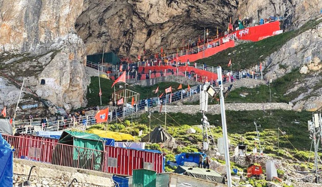 Amarnath Yatra 2026: पहले दल के रवाना होते ही गूंजे ‘बम बम भोले’ नारे दिखा श्रद्धालुओं में उत्साह Amarnath Yatra 2026: पहले दल के रवाना होते ही गूंजे 'बम बम भोले', जो श्रद्धालुओं में उत्साह का प्रतीक था।