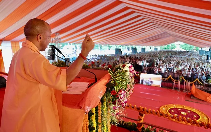 मुख्यमंत्री ने जनपद चित्रकूट में 951 करोड़ रु0 लागत की 124 विकास परियोजनाओं का लोकार्पण एवं शिलान्यास किया मुख्यमंत्री ने जनपद चित्रकूट में 951 करोड़ रु0 लागत की 124 विकास परियोजनाओं का लोकार्पण एवं शिलान्यास किया