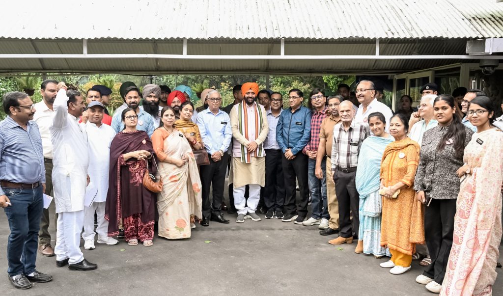 चंडीगढ़ में मुख्यमंत्री नायब सिंह सैनी की लुधियाना के परिवारजनों से मुलाकात, सामाजिक मुद्दों पर हुई अहम चर्चा चंडीगढ़ में मुख्यमंत्री नायब सिंह सैनी की लुधियाना के परिवारजनों से मुलाकात, सामाजिक मुद्दों पर हुई अहम चर्चा