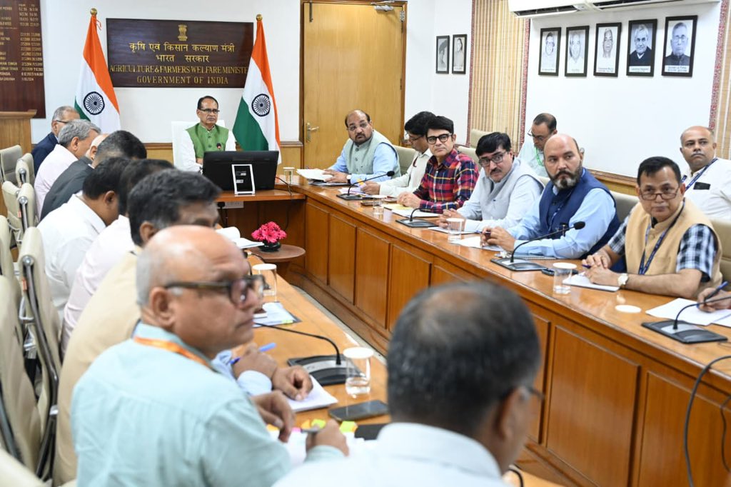 तोतापुरी आम किसानों के हित में बड़ा कदम, शिवराज सिंह चौहान ने ICAR रिपोर्ट की समीक्षा कर बनाई आगे की रणनीति तोतापुरी आम किसानों के हित में बड़ा कदम, शिवराज सिंह चौहान ने ICAR रिपोर्ट की समीक्षा कर बनाई आगे की रणनीति