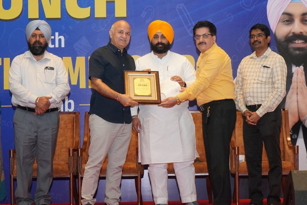 पंजाब के सरकारी स्कूलों का राष्ट्रीय परीक्षाओं में शानदार प्रदर्शन, 300 से अधिक प्रधानाचार्यों का सम्मान पंजाब के सरकारी स्कूलों का राष्ट्रीय परीक्षाओं में शानदार प्रदर्शन, 300 से अधिक प्रधानाचार्यों का सम्मान