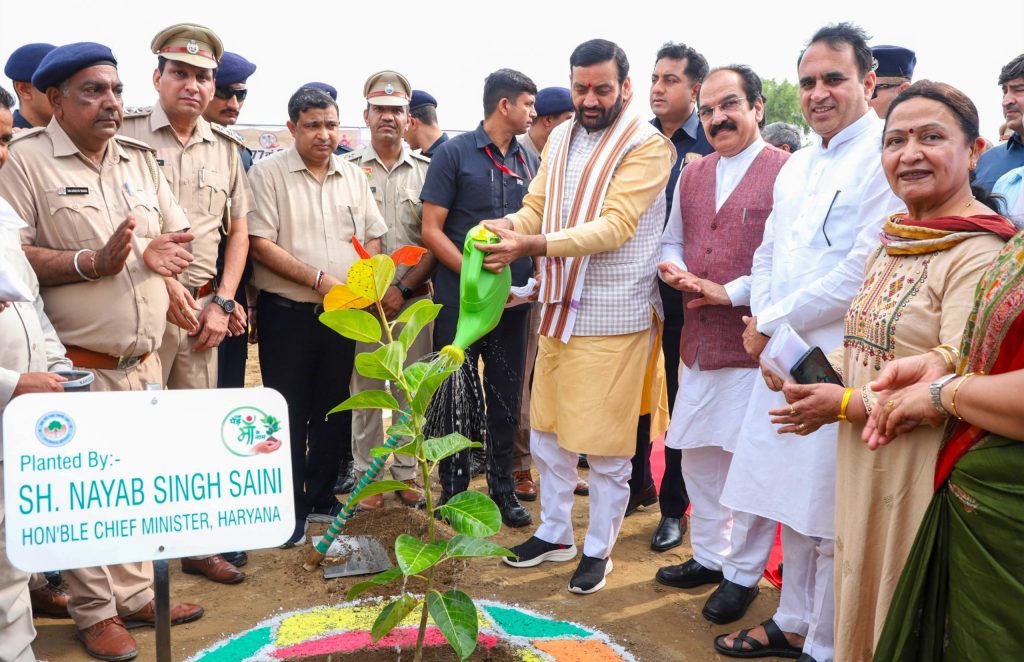 सिरसा में 77वें जिला स्तरीय वन महोत्सव में मुख्यमंत्री नायब सिंह सैनी ने किया पौधारोपण, हरित भविष्य के लिए लोगों से जुड़ने की अपील