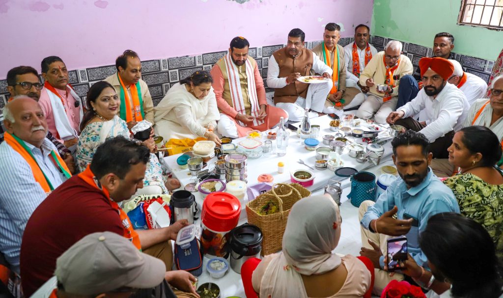 मुख्यमंत्री नायब सिंह सैनी ने पिंजौर में कार्यकर्ता के आवास पर की टिफिन बैठक, संगठन की मजबूती पर दिया संदेश