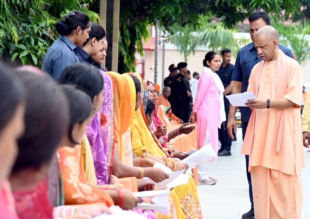 मुख्यमंत्री योगी आदित्यनाथ ने जनता दर्शन में सुनीं लोगों की समस्याएं, अधिकारियों को त्वरित समाधान के दिए निर्देश