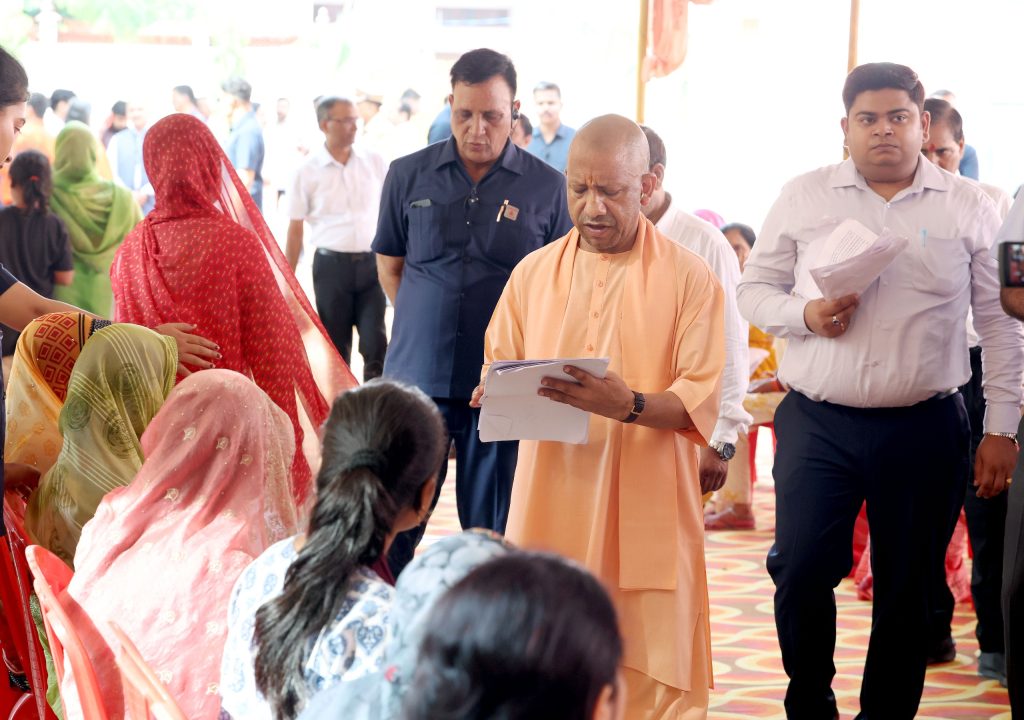 मुख्यमंत्री योगी आदित्यनाथ ने गोरखनाथ मंदिर में लगाया जनता दर्शन, अधिकारियों को दिए त्वरित समाधान के निर्देश मुख्यमंत्री योगी आदित्यनाथ ने गोरखनाथ मंदिर में लगाया जनता दर्शन, अधिकारियों को दिए त्वरित समाधान के निर्देश
