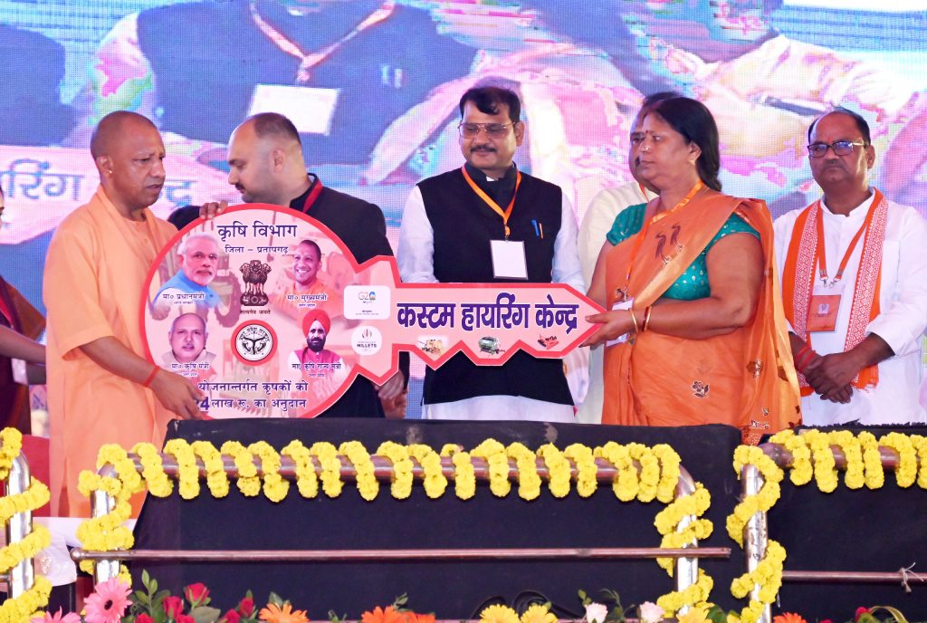 मुख्यमंत्री योगी आदित्यनाथ ने प्रतापगढ़ को दी 384 करोड़ की विकास परियोजनाओं की सौगात, जनकल्याण योजनाओं के लाभार्थियों को किया सम्मानित
