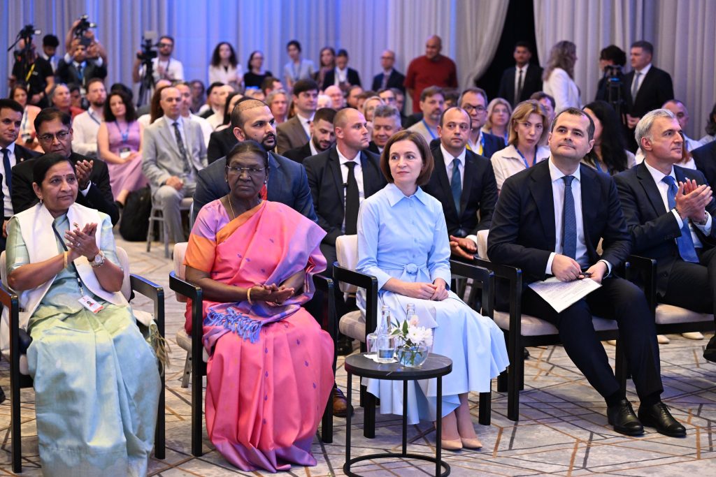 राष्ट्रपति द्रौपदी मुर्मू ने मोल्दोवा के कारोबारियों को भारत में निवेश के अवसर तलाशने का दिया न्योता राष्ट्रपति द्रौपदी मुर्मू ने मोल्दोवा के कारोबारियों को भारत में निवेश के अवसर तलाशने का दिया न्योता