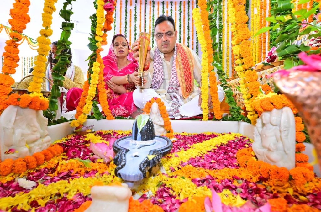 श्रावण मास पर मुख्यमंत्री भजनलाल शर्मा ने राजराजेश्वरी मंदिर में की शिव पूजा, राजस्थान की खुशहाली की कामना श्रावण मास पर मुख्यमंत्री भजनलाल शर्मा ने राजराजेश्वरी मंदिर में की शिव पूजा, राजस्थान की खुशहाली की कामना