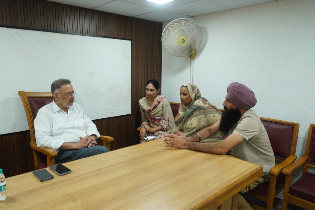 AAP नेता बलबीर सिंह ने पटियाला के लोगों से की मुलाकात, जनसमस्याएं सुनकर मौके पर कराया समाधान AAP नेता बलबीर सिंह ने पटियाला के लोगों से की मुलाकात, जनसमस्याएं सुनकर मौके पर कराया समाधान